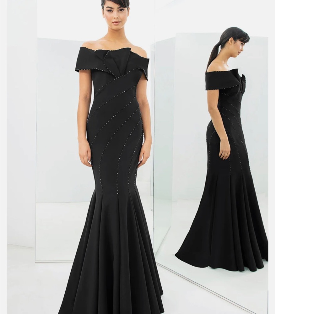 NWT this gorgeous Alexander by Daymor 1359 mother of the bride gown.